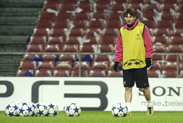 Barcelona's Lionel Messi attends a training session at Parken stadium in Copenhagen November 1, 2010. Barcelona will play FC Copenhagen in a Champions League Group D match in Copenhagen on November 2. (Xinhua/Reuters Photo) 