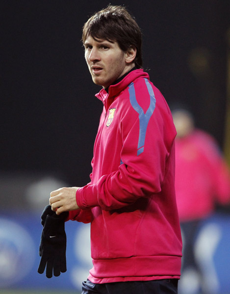 Barcelona's Lionel Messi puts on gloves before a training session at Parken stadium in Copenhagen November 1, 2010. Barcelona and FC Copenhagen will play a Champions League Group D soccer match here on November 2. (Xinhua/Reuters Photo) 