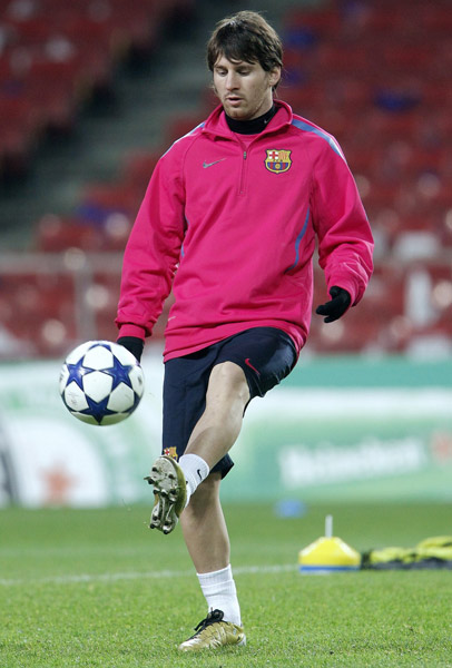 Barcelona's Lionel Messi kicks the ball during a training session at Parken stadium in Copenhagen November 1, 2010. Barcelona will play FC Copenhagen in a Champions League Group D match in Copenhagen on November 2. (Xinhua/Reuters Photo) 