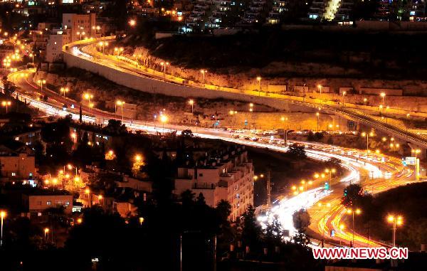 A low-speed exposure image shows the night view of the traffic flow in Jerusalem on Nov. 1, 2010. [Xinhua/Yin Dongxun]