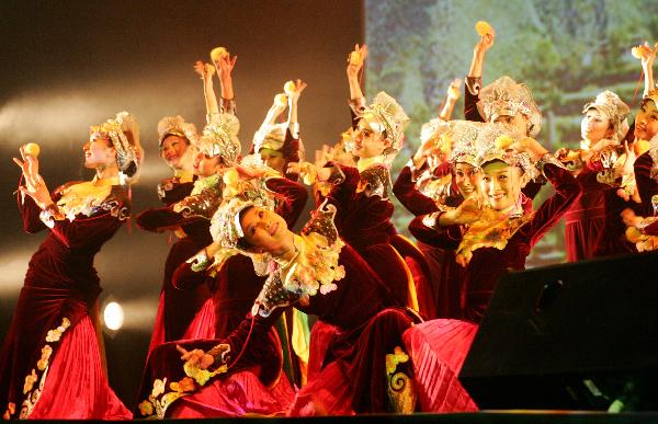 Performers from China's Sichuan Nationality Song and Dance Troupe perform Qiang nationality dance at the Manhattan Center in New York, the United States, Oct. 31, 2010. The performance is a part of series activities of 'Cultural China--Splendid Sichuan'. [Xinhua photo] 