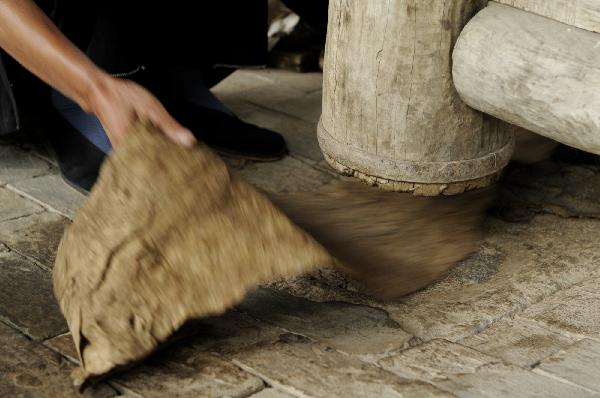 Ma Lingzhong processes papermaking materials in Longting Town, northwest China's Shaanxi Province, on Oct. 27, 2010. The 73-year-old Ma Lingzhong and 60-year-old Wang Qingxia were two of the few who could make paper in the way Cai Lun, the inventor of paper, did 1,900 years ago. They were invited to show the papermaking process at Cai Lun Paper Culture Museum in Longting Town. [Xinhua photo] 