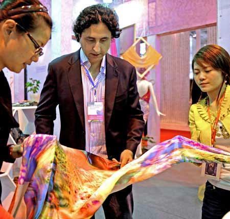 Over 200 sellers from Japan, South Korea, and China took part in this year's China International Silk Expo held in Hangzhou, Zhejiang Province.