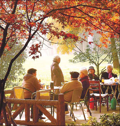 Locals sip tea and enjoy the autumn scenery.