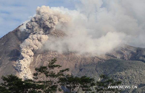 Photo taken on Nov. 2, 2010 shows Mount Merapi volcano spewing smoke in Central Java of Indonesia. Mount Merapi in Indonesia' s Central Java province early Tuesday spewed cloud of hot ash again, but there is no reports of casualties and material losses