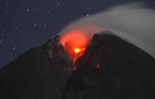 Mount Merapi volcano spews smoke as seen from Sidorejo village in Klaten, near the ancient city of Yogyakarta, November 1, 2010. [Xinhua/Reuters] 
