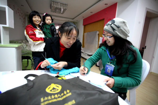 A census taker (R) surveys a housewife on Monday in Taizhou, East China's Jiangsu province. [Photo/Xinhua]    