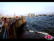 The May 4th Square (Wusi Square) in Qingdao, Shandong Province, got its name in memory of the May 4th Movement. Located between the new municipal government building and the bay, it is composed of the Shizhengting Square, the central square and the coastal park. These three parts have their own features and the whole square is a combination of local Qingdao features and modern design.[Photo by Cheng Weidong]