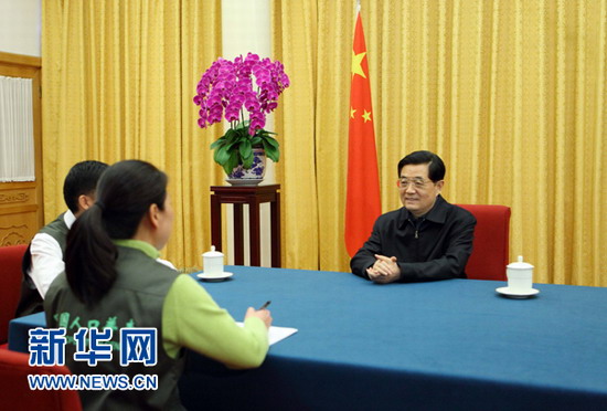 Chinese President Hu Jintao (R) takes part in the country&apos;s once-in-a-decade census at Zhongnanhai, the central leadership compound in Beijing, on Tuesday Nov 2, 2010. [Xinhua] 