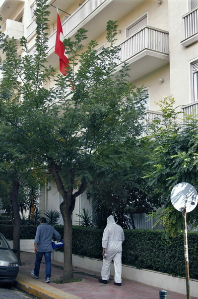 Investigators arrive at the Swiss Embassy in Athens after a bomb alert November 2, 2010. [China Daily/Agencies] 