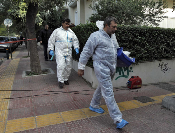 Investigators leave the Swiss Embassy in Athens after a bomb alert November 2, 2010. A bomb went off on Tuesday at the Swiss embassy in Athens but there were no immediate reports of injuries, Greek police officials said. [China Daily/Agencies] 