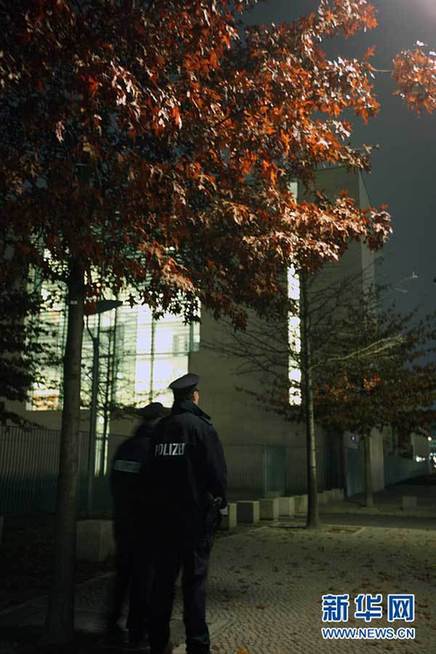 Policemen stand guard outside the German Chancellor Angela Merkel&apos;s office in Berlin, Germany, Nov. 2, 2010. A package with suspected explosive was found in German Chancellor Angela Merkel&apos;s office, a government spokesman said Tuesday afternoon. [Xinhua] 