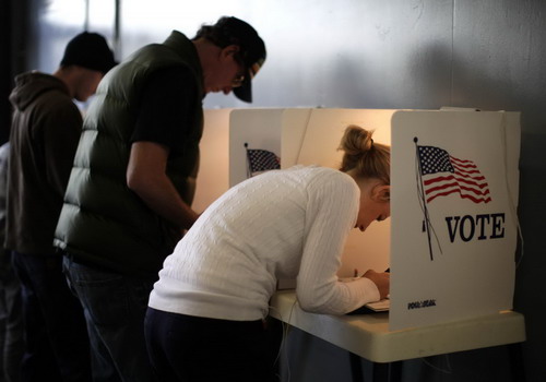 People vote at a polling place on Venice Beach in Los Angeles, California, November 2, 2010. [China Daily/Agencies] 