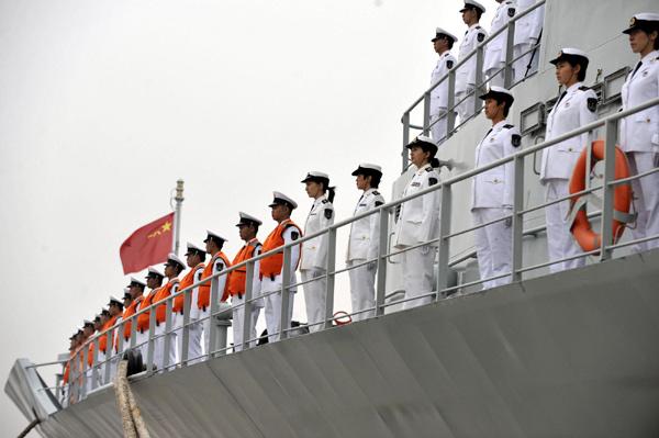 Soldiers of China&apos;s seventh naval escort flotilla are ready to leave for escort missions in the Gulf of Aden and Somali waters, in Zhoushan, East China&apos;s Zhejiang province, Nov 2, 2010. [Xinhua]