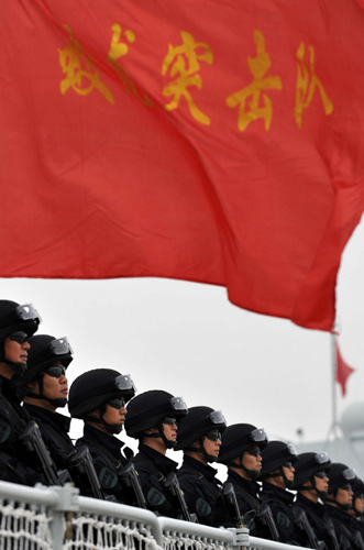 Soldiers of China&apos;s seventh naval escort flotilla are ready to leave for escort missions in the Gulf of Aden and Somali waters, in Zhoushan, East China&apos;s Zhejiang province, Nov 2, 2010. [Xinhua]