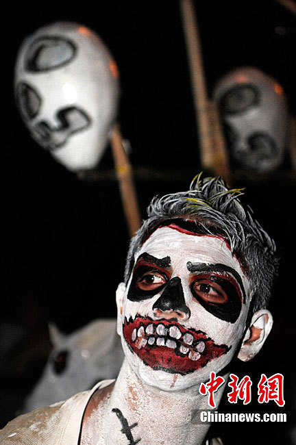 People dressed as a skeleton during the Mexican celebration of the &apos;Day of the Dead&apos; in Salvador, Nov. 2, 2010. [Chinanews.com]