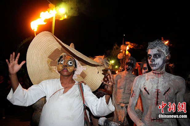 People dressed as a skeleton during the Mexican celebration of the &apos;Day of the Dead&apos; in Salvador, Nov. 2, 2010. [Chinanews.com]