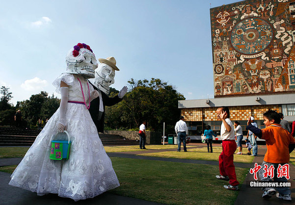 People dressed as a skeleton during the Mexican celebration of the &apos;Day of the Dead&apos; in Mexico, Nov. 2, 2010. [Chinanews.com]