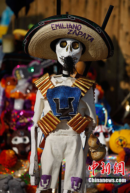 People dressed as a skeleton during the Mexican celebration of the &apos;Day of the Dead&apos; in Mexico, Nov. 2, 2010. [Chinanews.com]