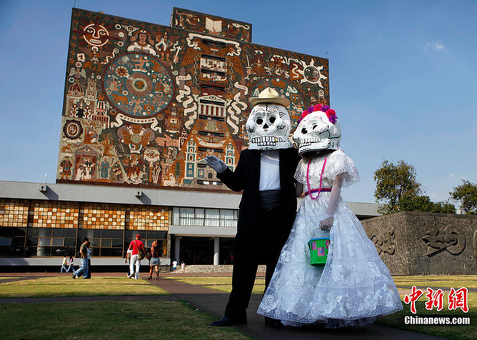 People dressed as a skeleton during the Mexican celebration of the &apos;Day of the Dead&apos; in Mexico, Nov. 2, 2010. [Chinanews.com]