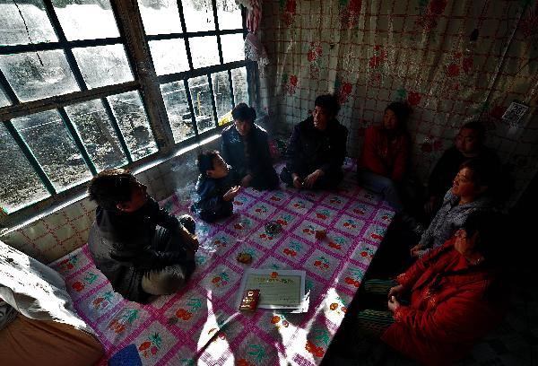 Dong Zhijun (2nd L) talks about the future of his plantation with his relatives in Tai&apos;an, northeast China&apos;s Liaoning Province, Oct. 25, 2010. [Xinhua]