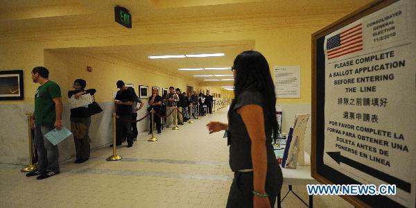 Voters wait to cast their ballots during the midterm elections at a polling station in the City Hall of San Francisco, the United States, Nov. 2, 2010. [Liu Yilin/Xinhua]