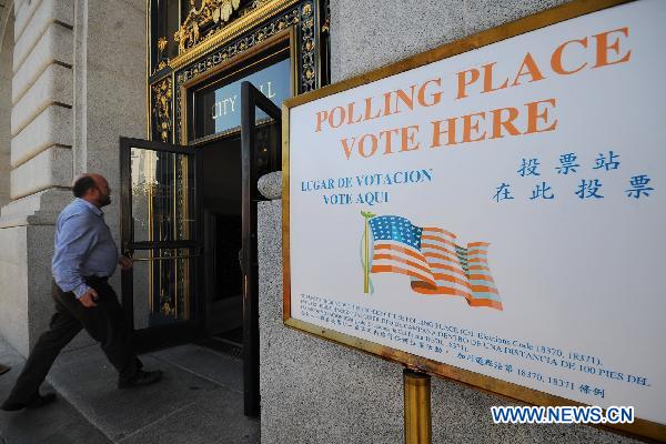A man arrives to cast the ballot during the midterm elections at a polling station in the City Hall of San Francisco, the United States, Nov. 2, 2010. [Liu Yilin/Xinhua]