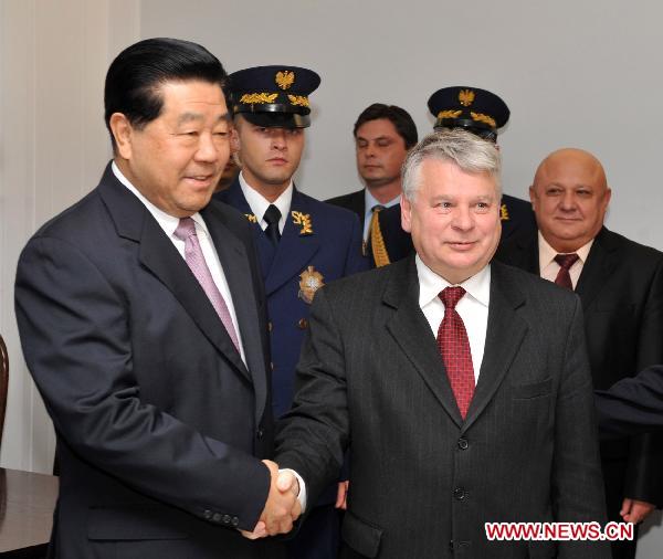 Jia Qinglin (L), chairman of the Chinese People's Political Consultative Conference (CPPCC) National Committee, holds talks with Polish Senate Speaker Bogdan Borusewicz in Warsaw, Poland, during his official good-will visit on Nov. 2, 2010. [Wu Wei/Xinhua]