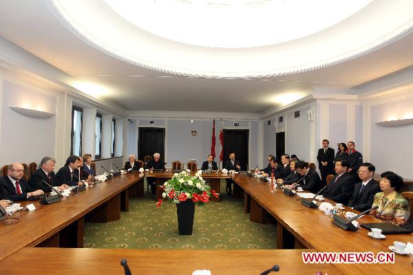 Jia Qinglin, chairman of the Chinese People's Political Consultative Conference (CPPCC) National Committee, holds talks with Polish Senate Speaker Bogdan Borusewicz in Warsaw, Poland, during his official good-will visit on Nov. 2, 2010. [Ding Lin/Xinhua] 