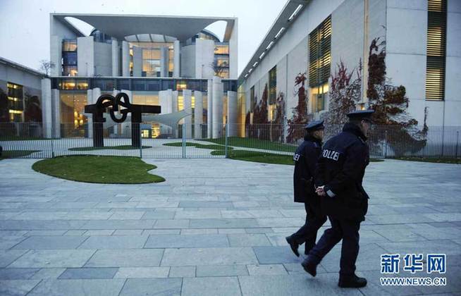 Policemen stand guard outside the German Chancellor Angela Merkel&apos;s office in Berlin, Germany, Nov. 2, 2010. A package with suspected explosive was found in German Chancellor Angela Merkel&apos;s office, a government spokesman said Tuesday afternoon. [Xinhua]