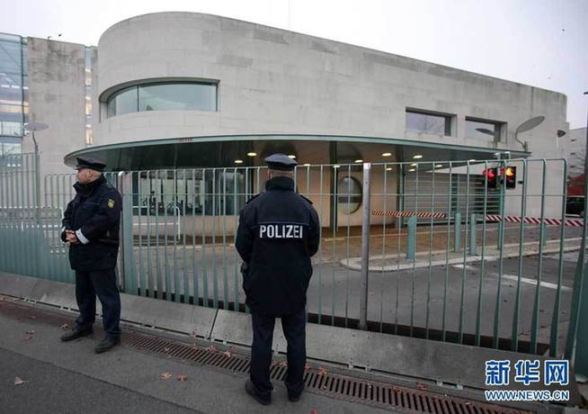 Policemen stand guard outside the German Chancellor Angela Merkel&apos;s office in Berlin, Germany, Nov. 2, 2010. A package with suspected explosive was found in German Chancellor Angela Merkel&apos;s office, a government spokesman said Tuesday afternoon. [Xinhua] 