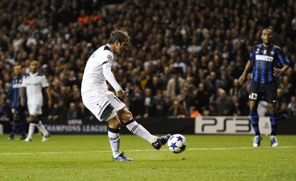 Tottenham Hotspur's Rafael van der Vaart scores a goal against Inter Milan during their Champions League soccer match at White Hart Lane in London November 2, 2010. (Xinhua/Reuters Photo)