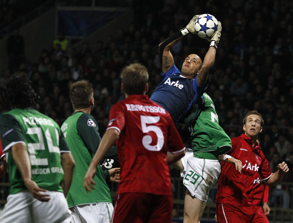 Twente Enschede's goalkeeper Nikolay Mihaylov makes a save during their Champions League Group A soccer match against Werder Bremen at the Weser stadium in the northern German town of Bremen November 2, 2010. (Xinhua/Reuters Photo)