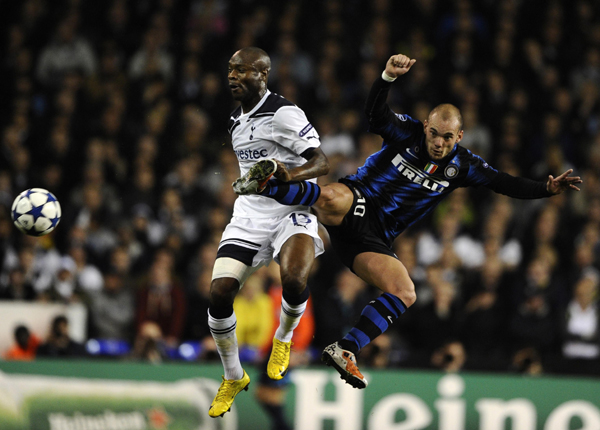 Tottenham Hotspur's William Gallas (L) challenges Inter Milan's Wesley Sneijder during their Champions League soccer match at White Hart Lane in London November 2, 2010. (Xinhua/Reuters Photo)