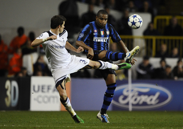 Tottenham Hotspur's Gareth Bale (L) challenges Inter Milan's Maicon during their Champions League soccer match at White Hart Lane in London November 2, 2010. (Xinhua/Reuters Photo) 