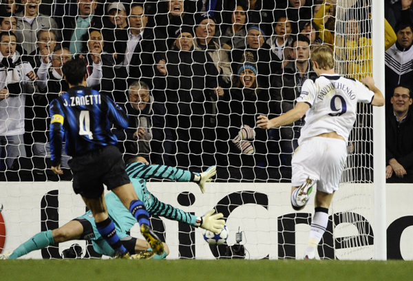 Tottenham Hotspur's Roman Pavlyuchenko (R) scores a goal against Inter Milan during their Champions League soccer match at White Hart Lane in London November 2, 2010. (Xinhua/Reuters Photo)