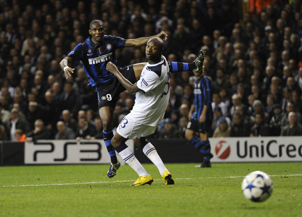 Inter Milan's Samuel Eto'o (L) scores a goal a goal as Tottenham Hotspur's William Gallas reacts during their Champions League soccer match at White Hart Lane in London November 2, 2010. (Xinhua/Reuters Photo)