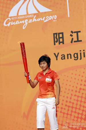 The first torchbearer, world speed roller skating champion Fan Chuqian  