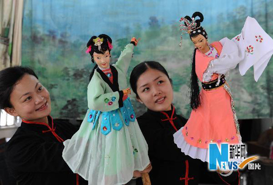 Actors of the Jinjiang Puppet Troupea rehearse a puppet show.