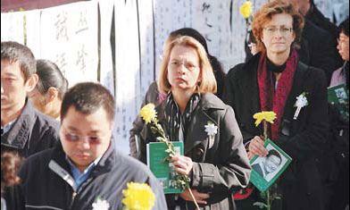 Mourners remember Liang Congjie at his funeral. [China Daily] 