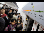 Passengers get off a subway train at Xilang Station, an interchange station on the Guangzhou-Foshan Subway Line for the Guangzhou Subway Line 1, Nov 3, 2010. [Xinhua]
