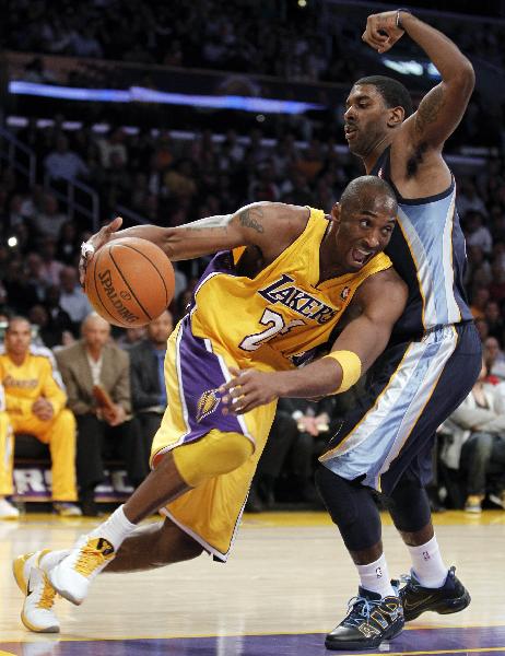 Los Angeles Lakers' Kobe Bryant (L) drives around Memphis Grizzlies' O.J. Mayo during the first half of their NBA basketball game in Los Angeles, November 2, 2010. Lakers won 107-83.(Xinhua/Reuters Photo)
