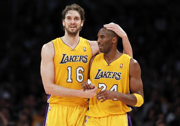 Los Angeles Lakers' Pau Gasol (L) of Spain shoots over his brother Memphis Grizzlies' Marc Gasol (R) as Grizzlies Mike Conley (11) looks on during the second half of their NBA basketball game in Los Angeles, November 2, 2010. (Xinhua/Reuters Photo)