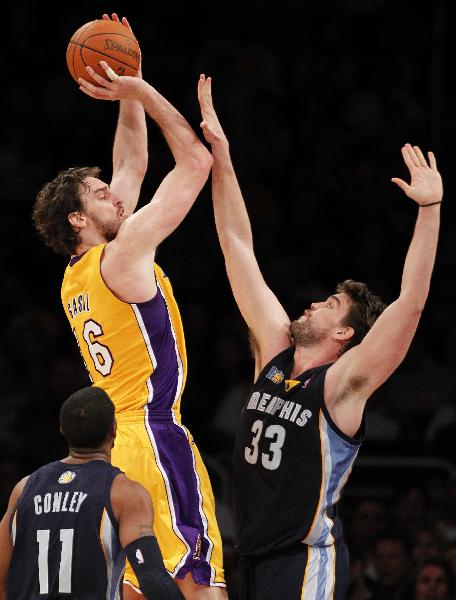 Los Angeles Lakers' Pau Gasol (L) of Spain shoots over his brother Memphis Grizzlies' Marc Gasol (R) as Grizzlies Mike Conley (11) looks on during the second half of their NBA basketball game in Los Angeles, November 2, 2010. (Xinhua/Reuters Photo)