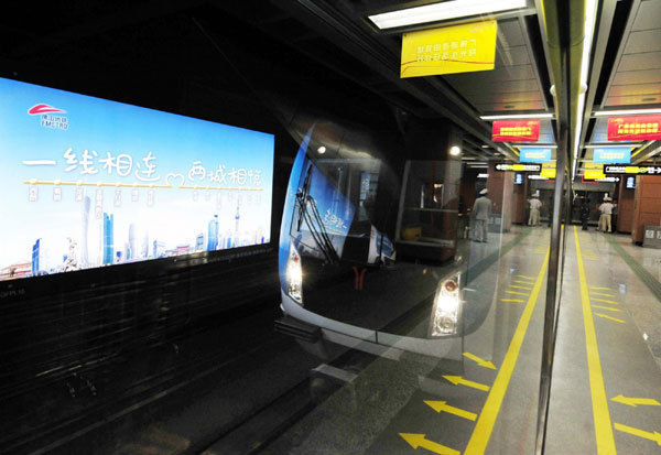 A subway train enters Xilang Station, an interchange station on the Guangzhou-Foshan Subway Line for the Guangzhou Subway Line 1, Nov 3, 2010. China's first inter-city subway linking the two Southern Chinese cities hosting the 2010 Asian Games opened on Wednesday. [Xinhua]