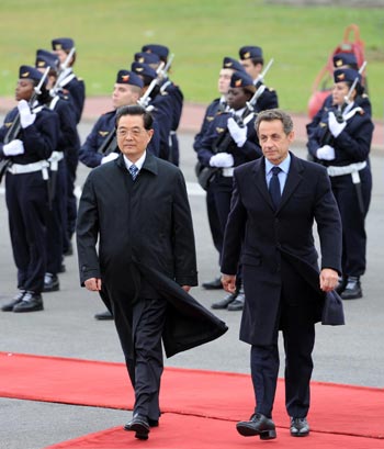 President Hu Jintao and French President Nicolas Sarkozy review the guard of honor upon arrival at Orly airport near Paris on Thursday, Nov 4, 2010. [Xinhua]