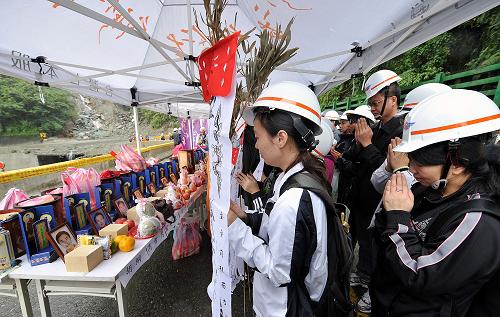 Relatives of the missing tourists shed tears on Suao-Hualien Highway, south China&apos;s Taiwan, Nov. 4, 2010. [Xinhua]