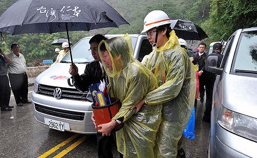 Relatives of the missing tourists shed tears on Suao-Hualien Highway, south China&apos;s Taiwan, Nov. 4, 2010. [Xinhua]