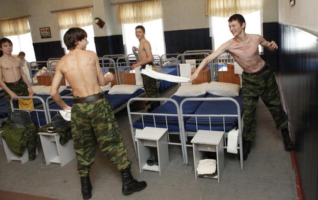 Boys have a towel fight during a 24-hour training session at a military division in Russia&apos;s Siberian city of Krasnoyarsk.[China Daily/Agencies]