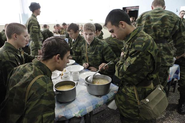 Students visit a canteen during a 24-hour training session at a military division in Russia&apos;s Siberian city of Krasnoyarsk.[China Daily/Agencies] 